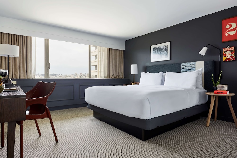 Suite (Consulate) - Photo 1