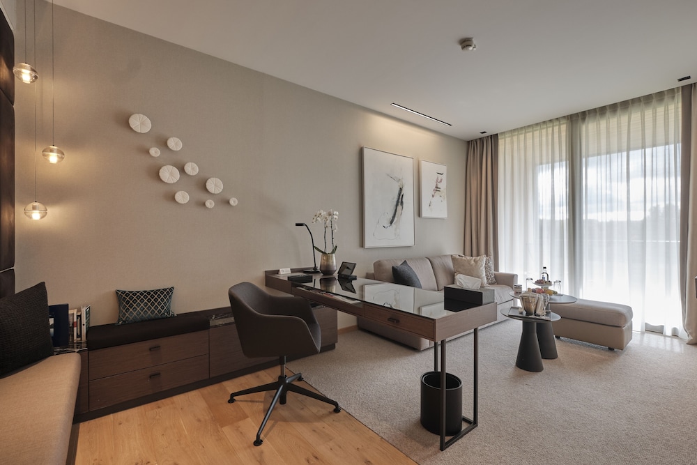 Suite - Photo 5