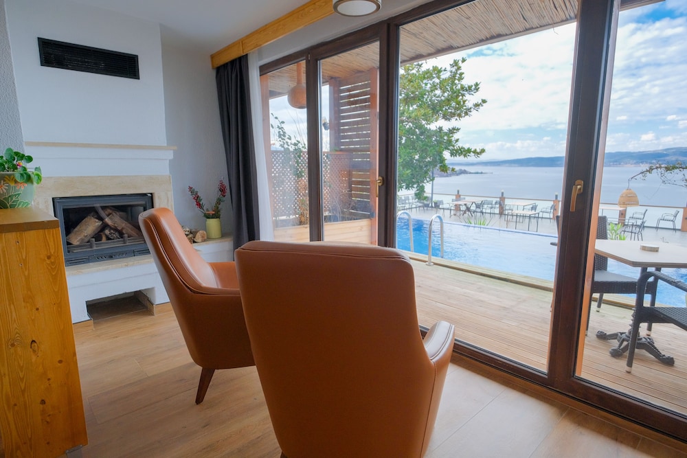 Deluxe Room, 1 Double Bed with Sofa bed, Lake View (shared pool access from inside the room) photo 2