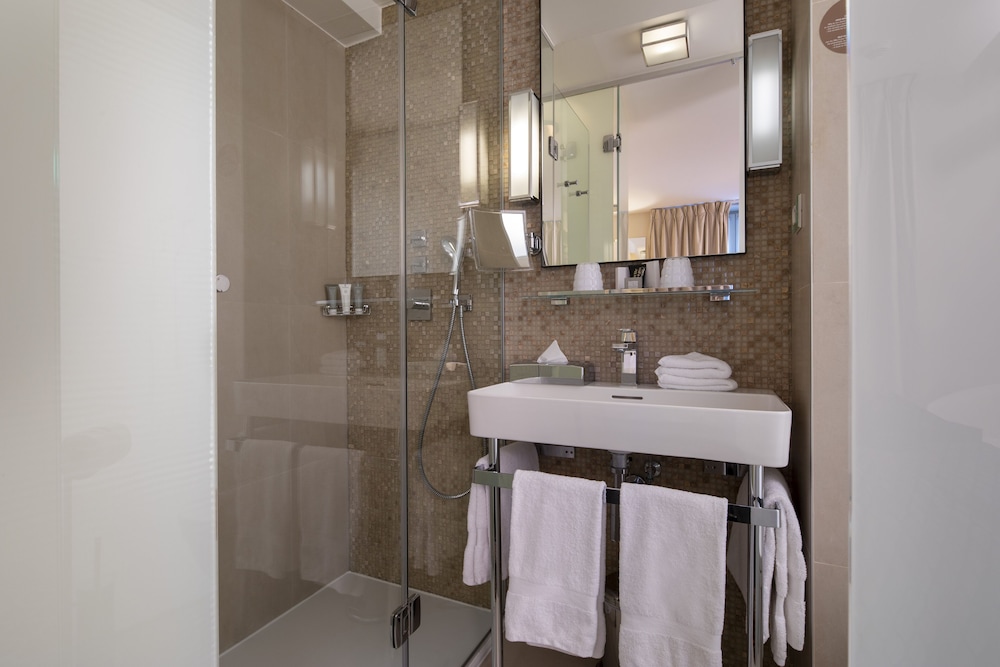 Hôtel Le Pradey bathroom photo