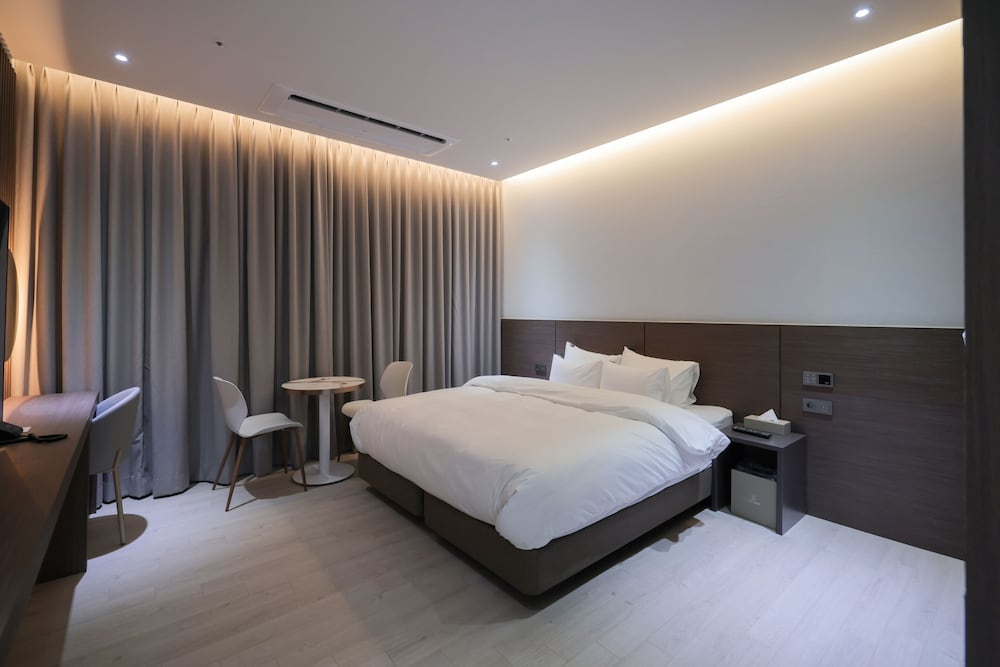 Superior King Room - Photo 1