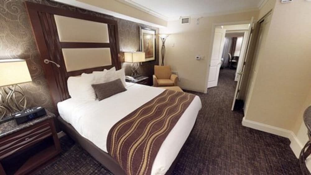 Suite, Multiple Beds, Accessible, Non Smoking (3 Queen Beds) - Photo 2