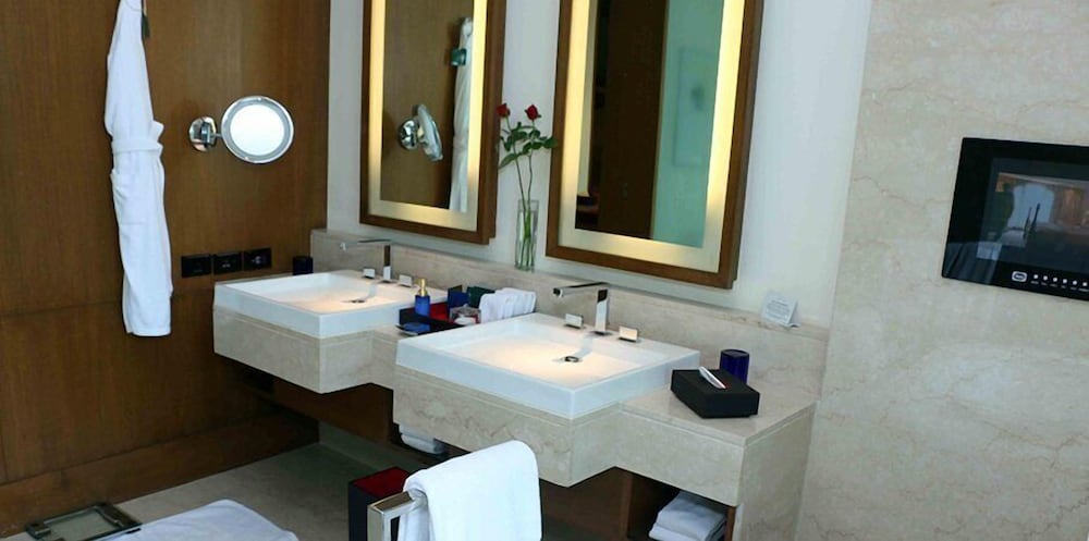 Luxury Suite - Photo 14