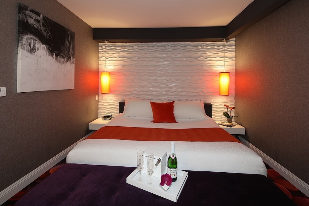 Deluxe Room, 1 Queen Bed photo 3