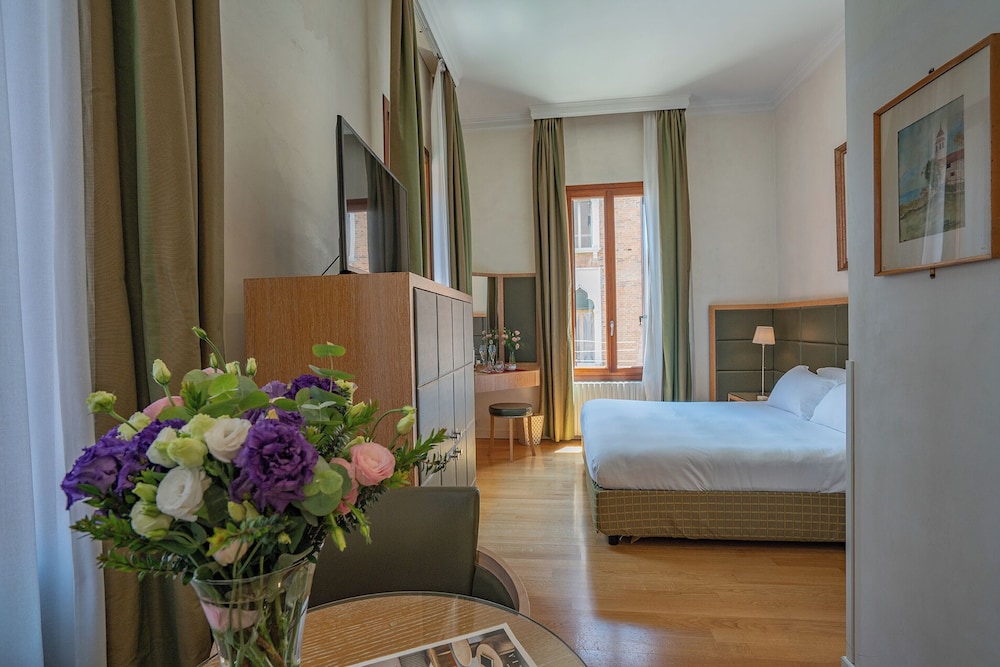 Comfort Room, Canal View photo 3