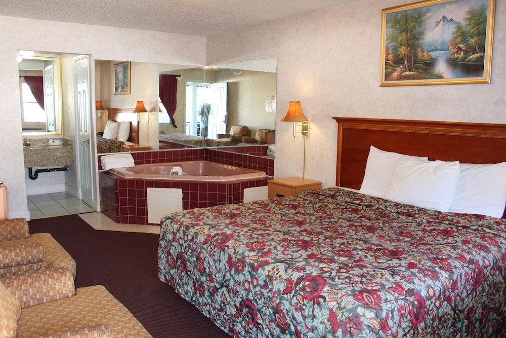 Deluxe Room, 1 King Bed, Non Smoking, Jetted Tub