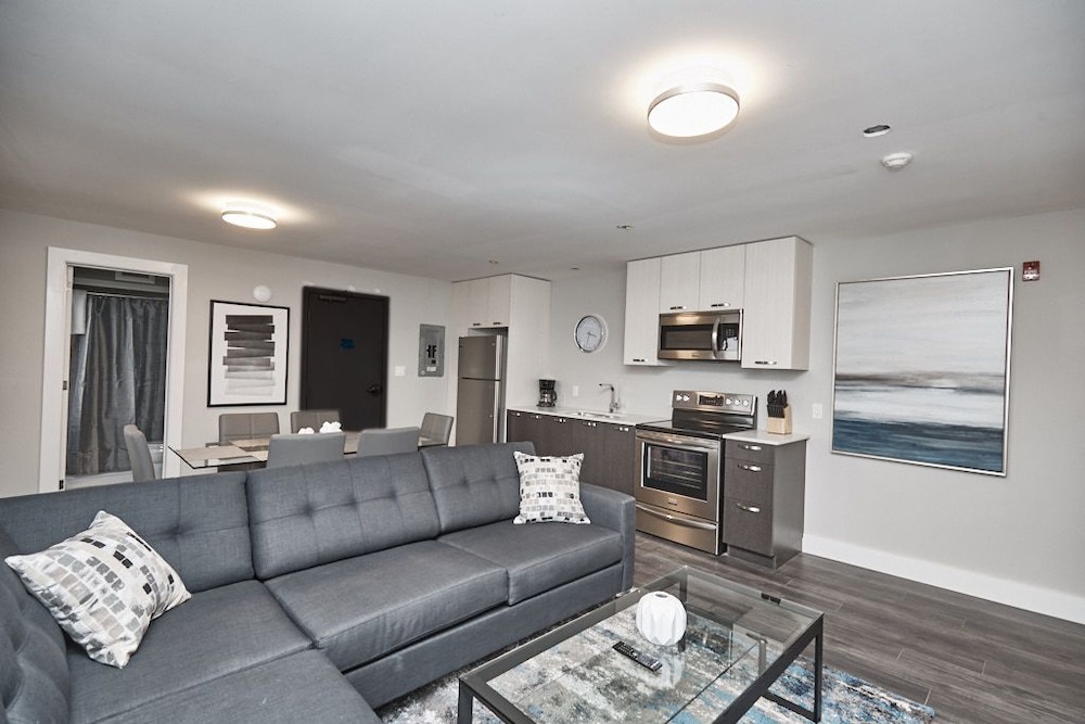 Condo, 2 Bedrooms (302) photo 3