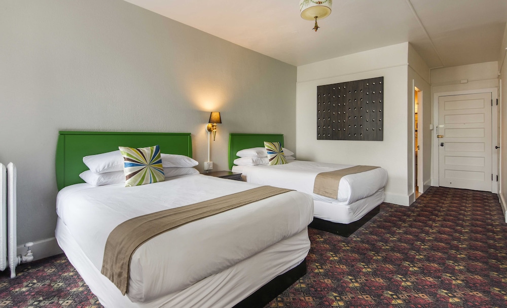 Standard Room, 2 Queen Beds, Private Bathroom, No Air Conditioning photo 1