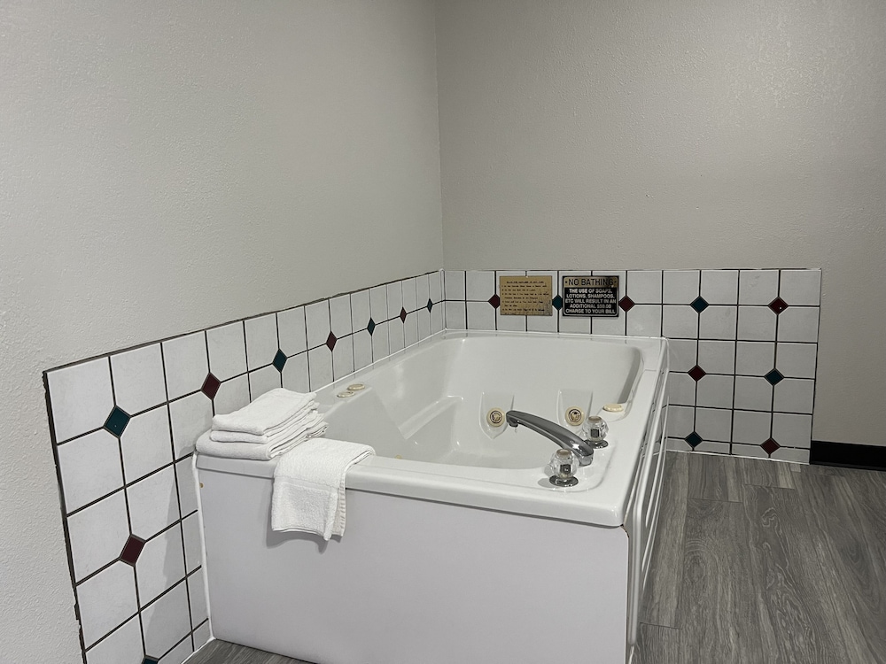 Deluxe Suite, 1 King Bed, Non Smoking - Photo 4