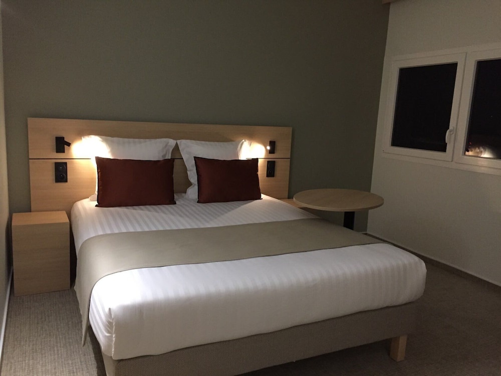 Standard Double Room - Photo 13