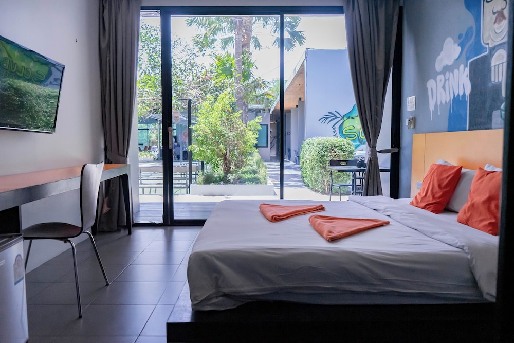 Deluxe Double Room Premium Pool View - Photo 5
