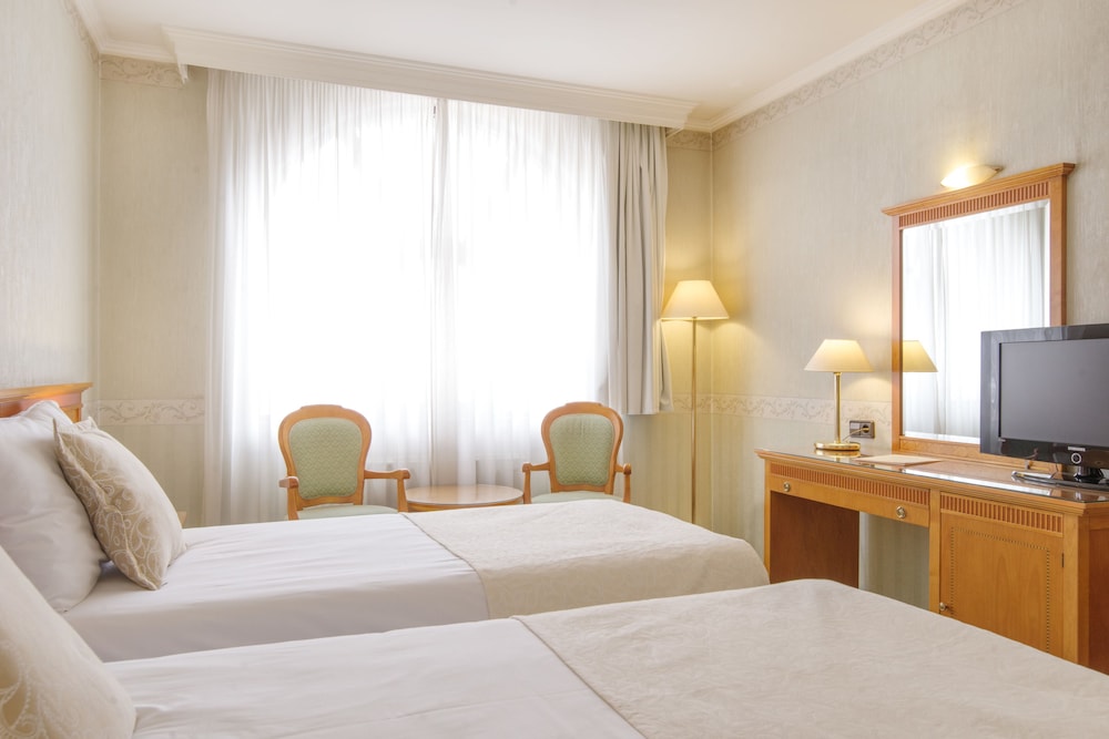 Standard Double or Twin Room - Photo 9