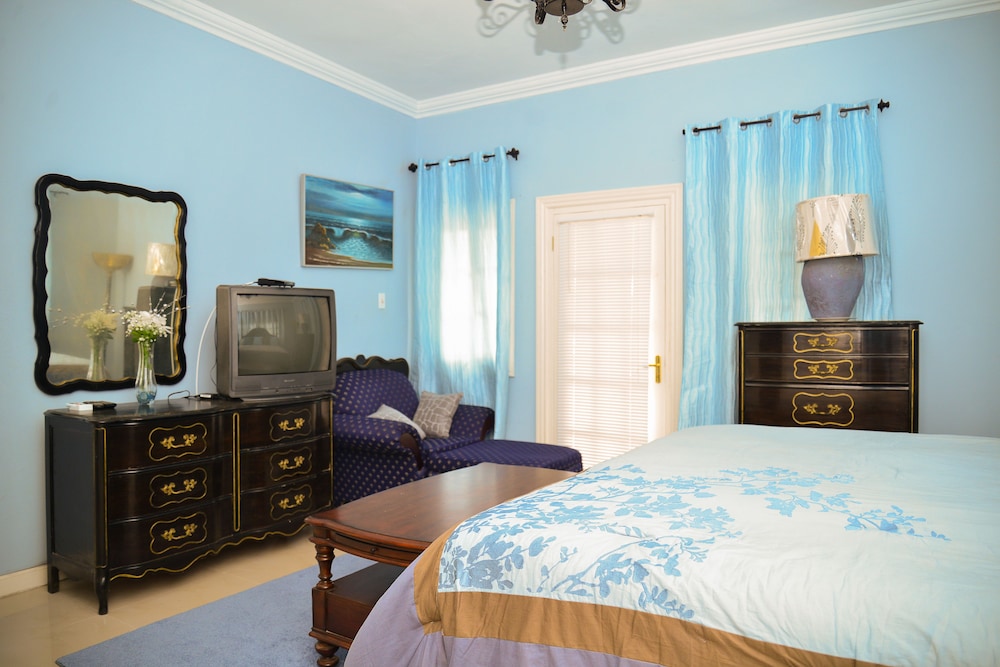 Quarto, 1 cama king size, varanda, térreo (Quarto Azul)