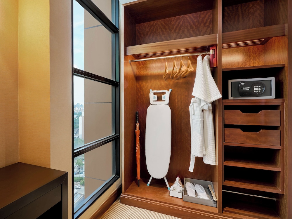 Junior Suite, 1 King Bed thumbnail 5