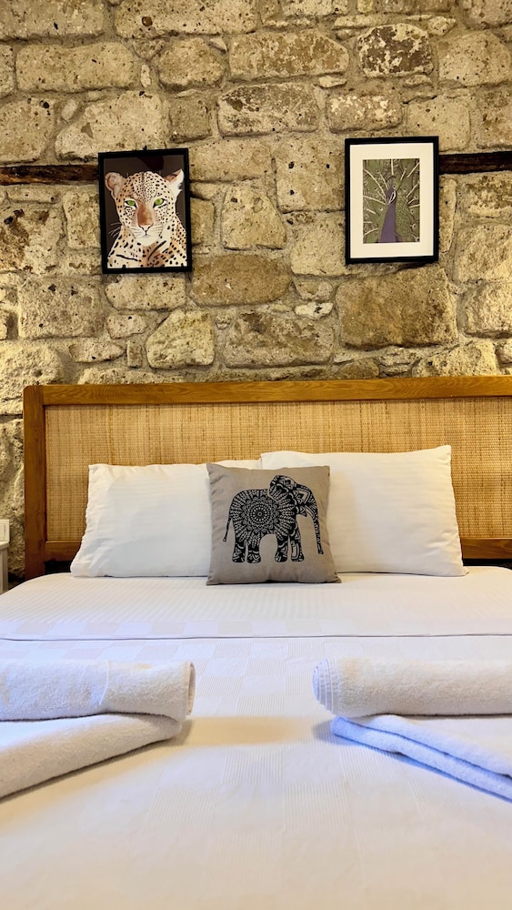 Standard Studio Suite, 1 King Bed, Garden View