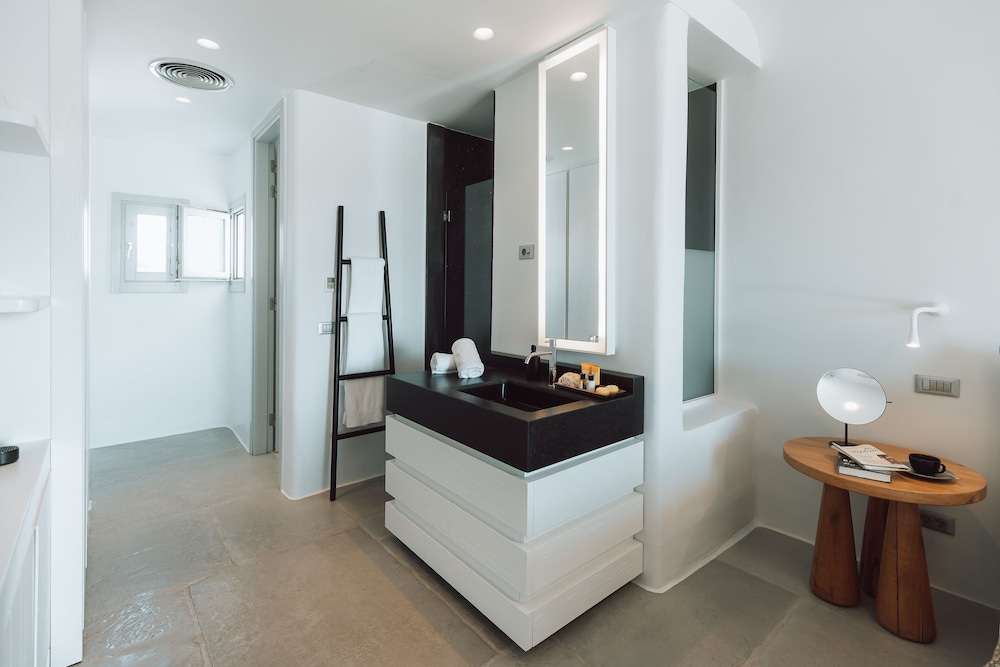 Superior Room, 1 King Bed, Balcony, Sea View - Photo 7