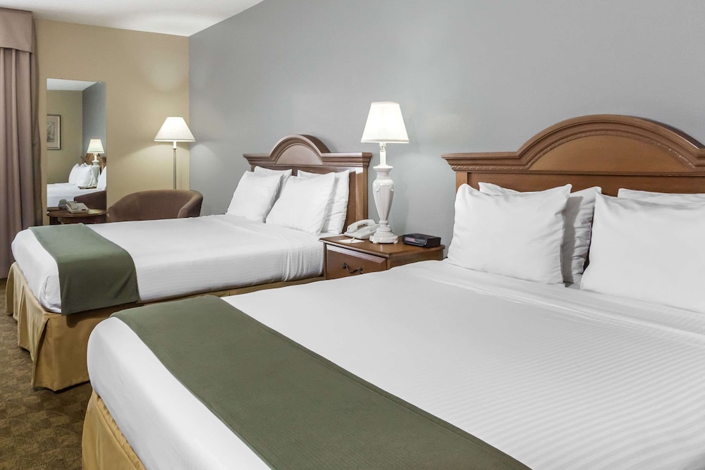 Standard Room, 2 Queen Beds - Photo 2