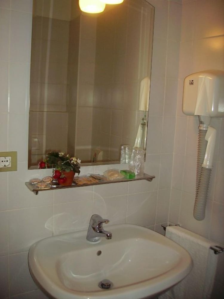Double Room - Photo 8