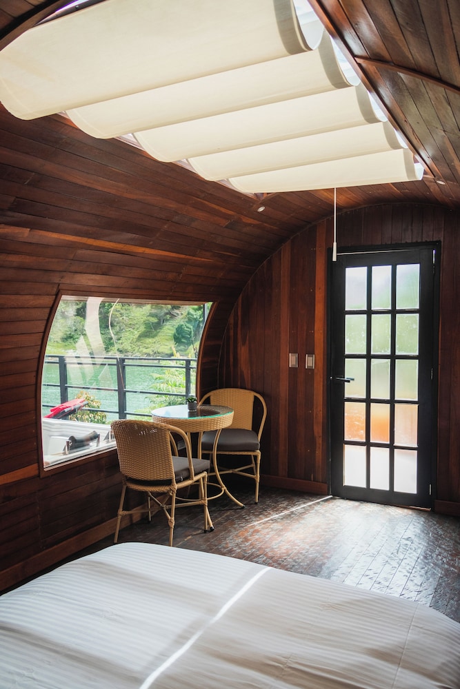 Deluxe Cabin, 1 Queen Bed, Non Smoking, Lake View photo 2