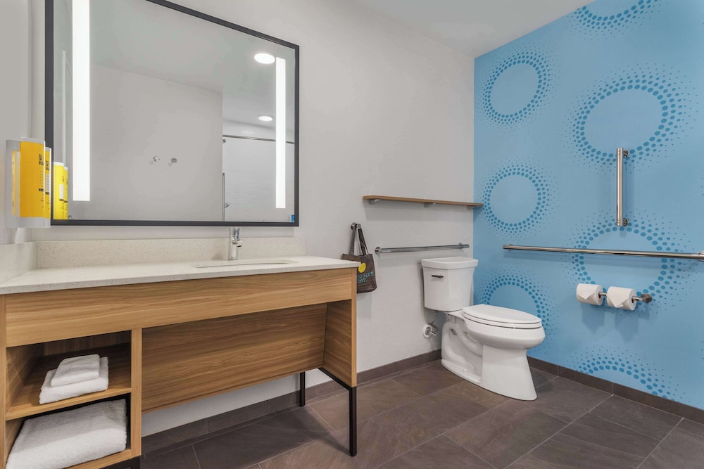 Room, 2 Queen Beds, Accessible, Bathtub (Mobility, Hearing) - Photo 2