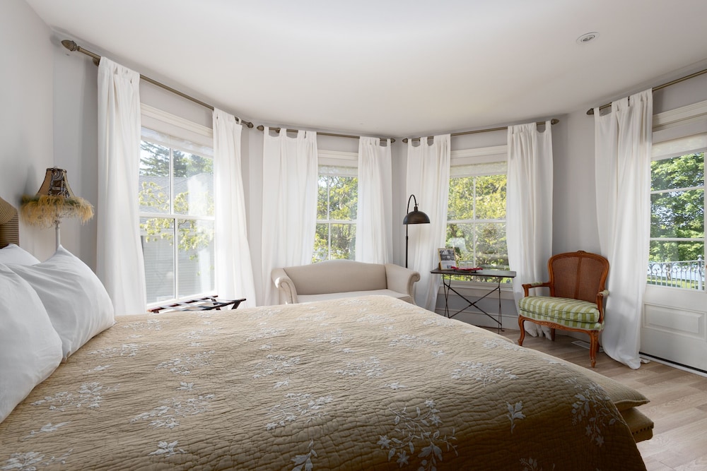 Superior Room, 1 Queen Bed (Gallery Room) photo 1