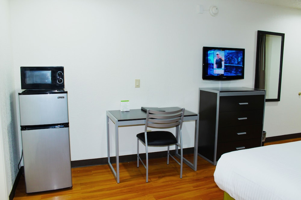 Standard Room, 1 King Bed, Non Smoking - Photo 5