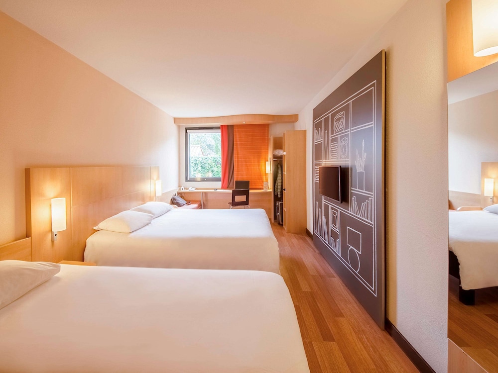 Room with 1 double bed and 1 single bed - Photo 3