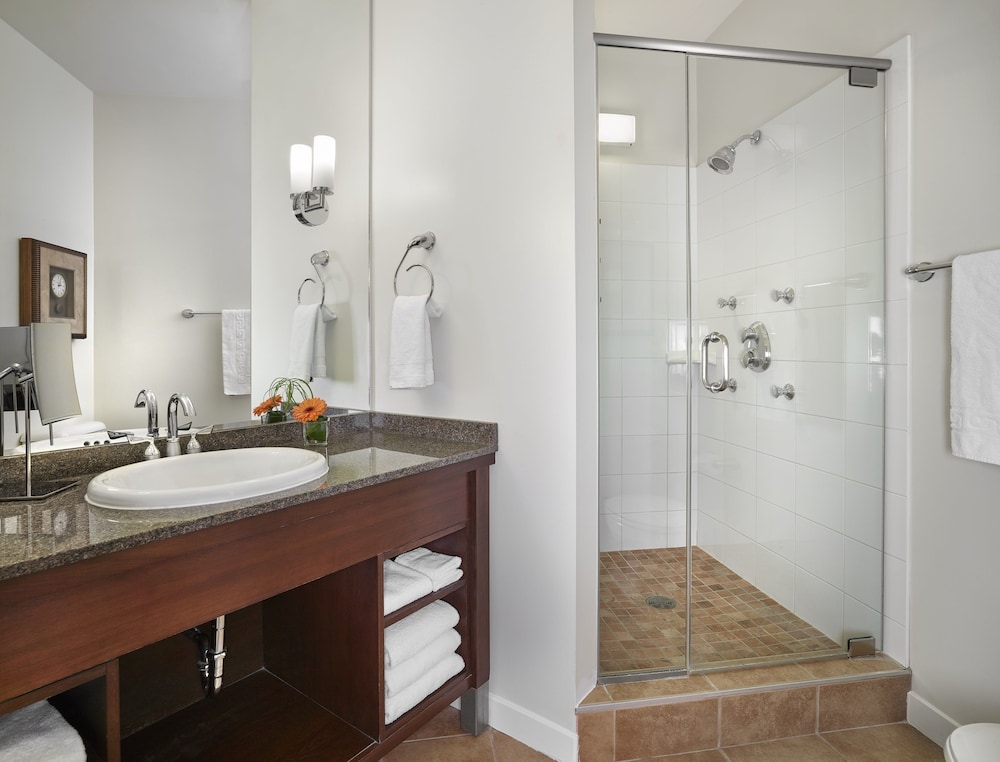Premium Room, 1 King Bed (Spa Bathroom) - Photo 3