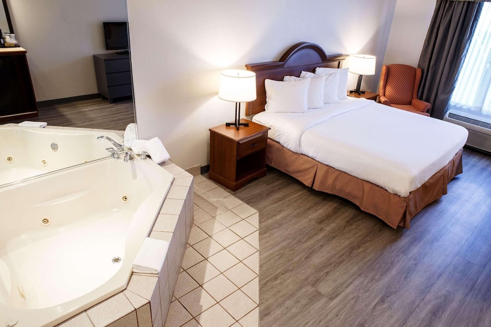 Suite, 1 King Bed, Non Smoking, Jetted Tub