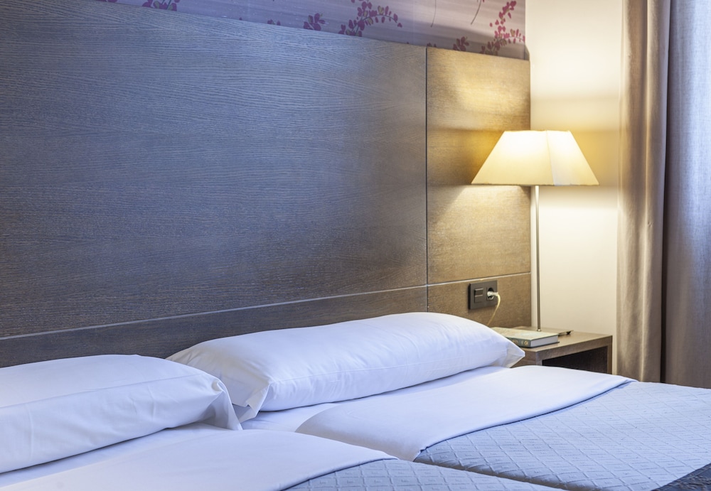 Twin Room - Photo 21