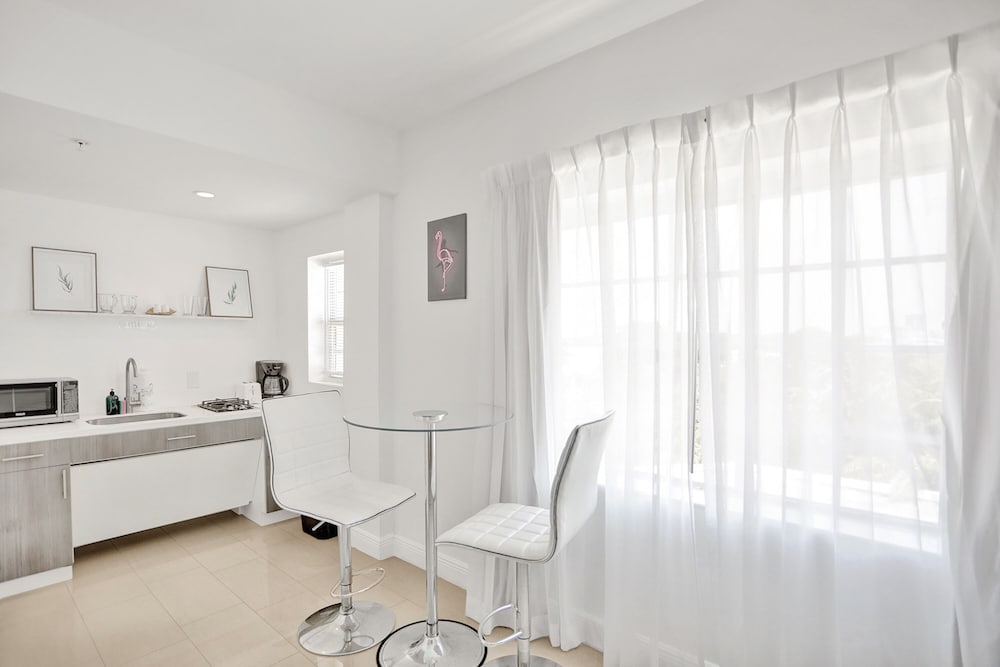 Deluxe Studio, 1 King Bed, Kitchen