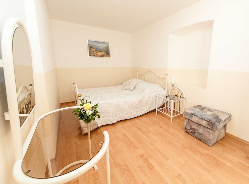 Apartment (One Bedroom Apartment ()