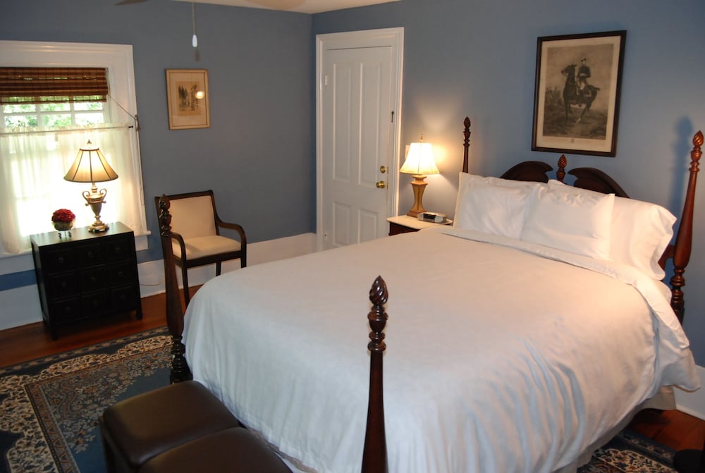Room, 1 Full size or Queen size Bed, Shared Bathroom and Period Antiques photo 3