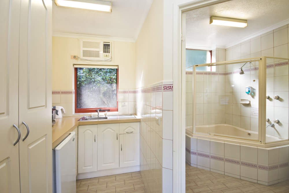 Deluxe Queen Spa Room