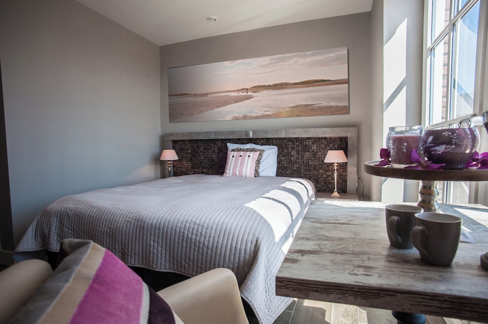 Petite Deluxe Room