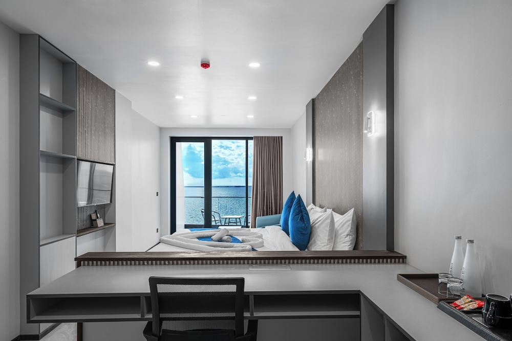 Deluxe Double Room, 1 King Bed, Balcony, Sea View