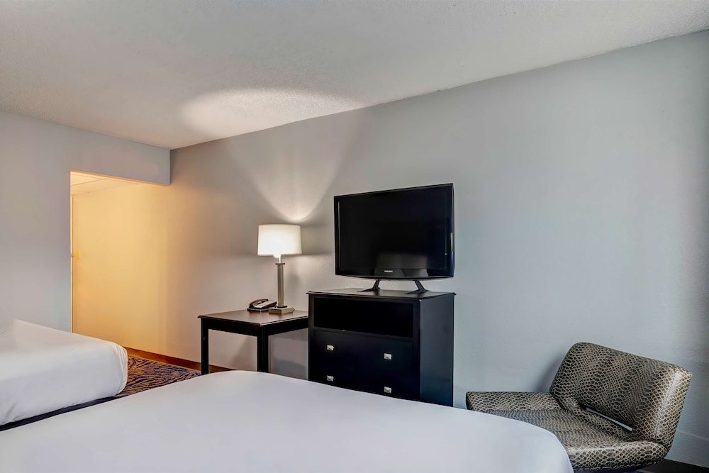Standard Room, 2 Double Beds, Non Smoking - Photo 4