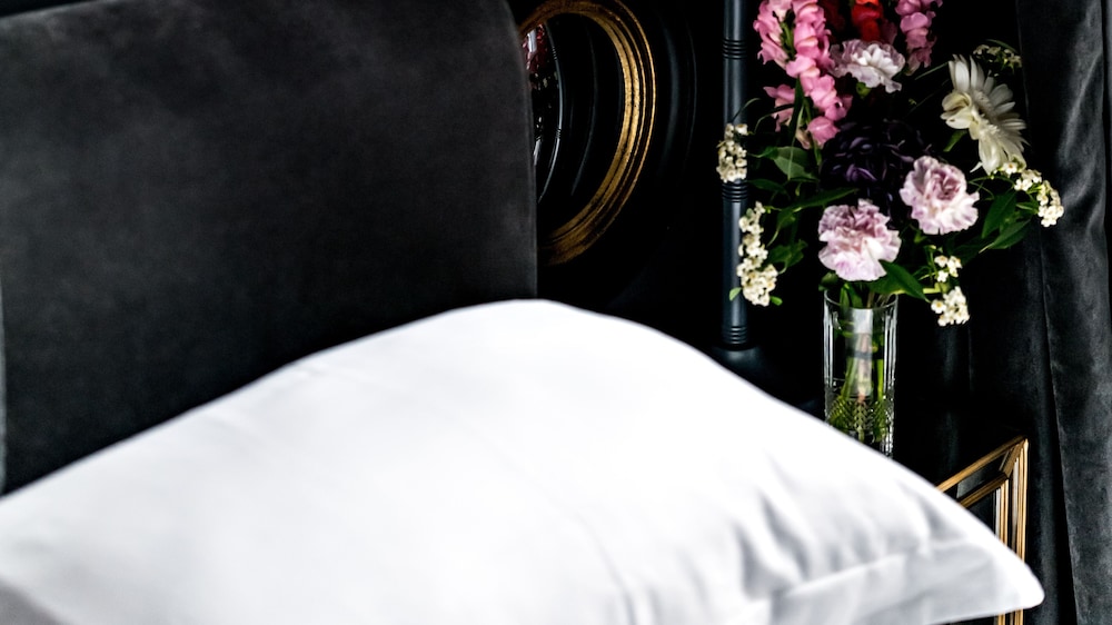 Deluxe Room thumbnail 5