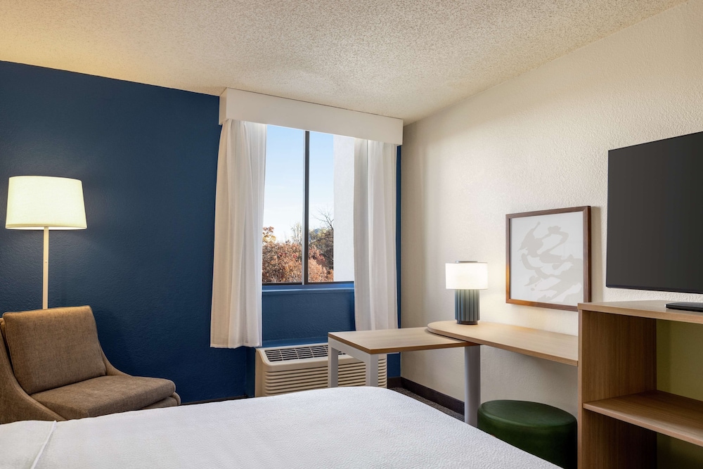 Room, 1 Queen Bed, Accessible (Mobility, Roll-in Shower) - Photo 3