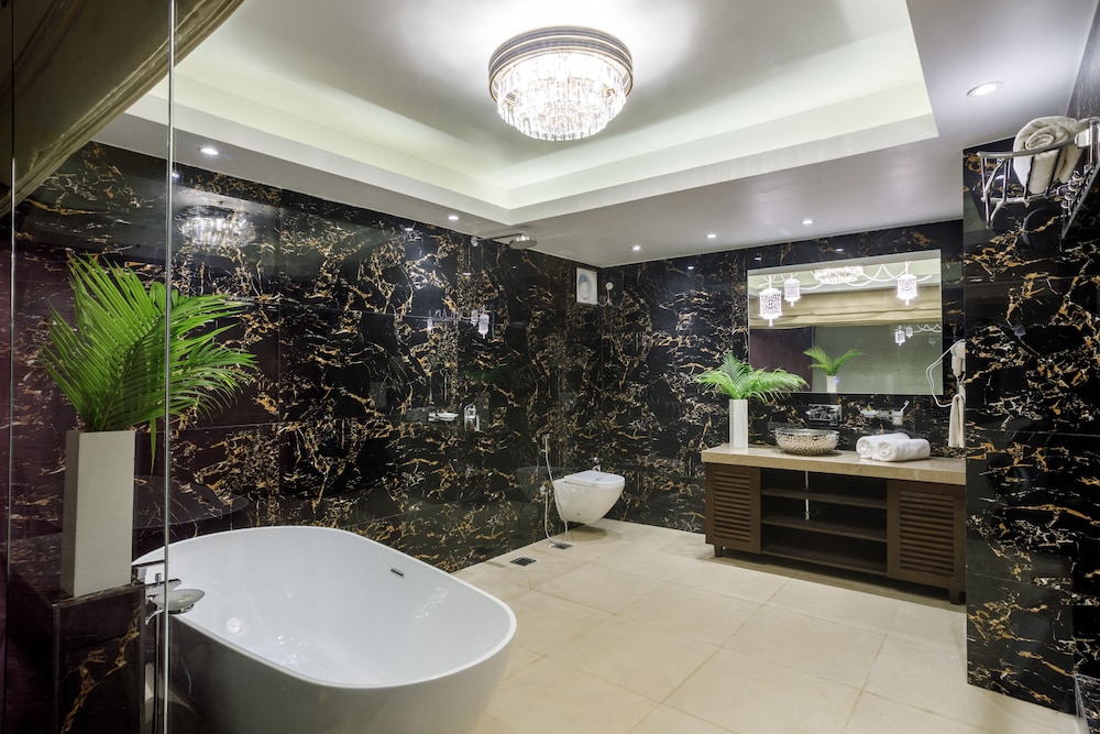 Royal Bath Tub With Balcony photo 3