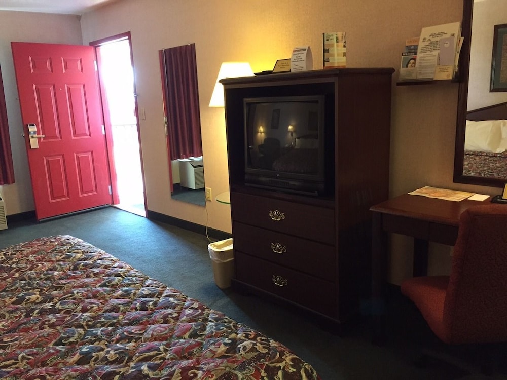 Standard Room, 1 King Bed, Smoking photo 2