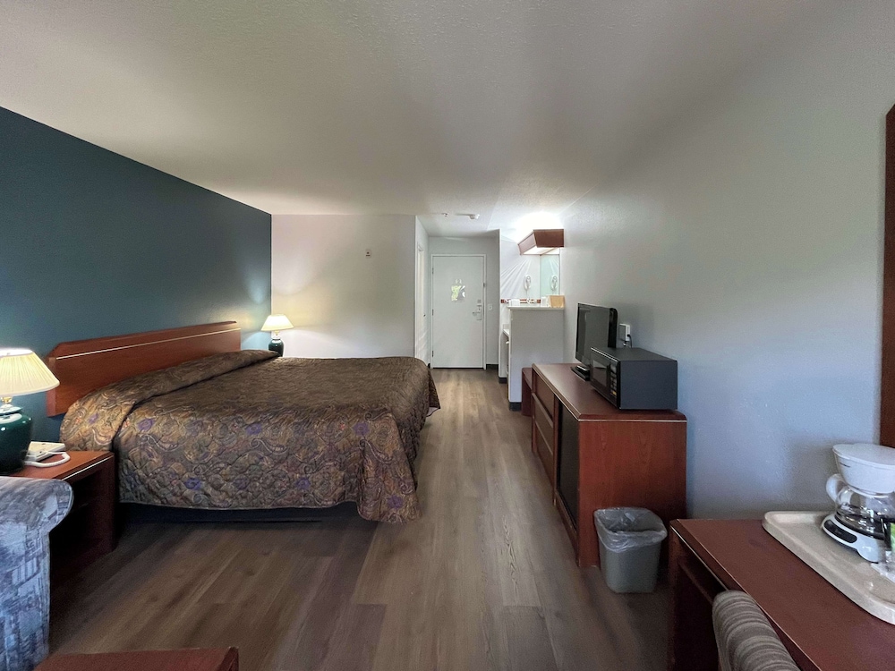 Deluxe Room, 1 King Bed, Accessible, Non Smoking