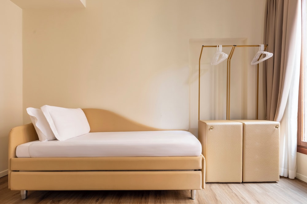 Medium Room with Sofa Bed - Canal View photo 3
