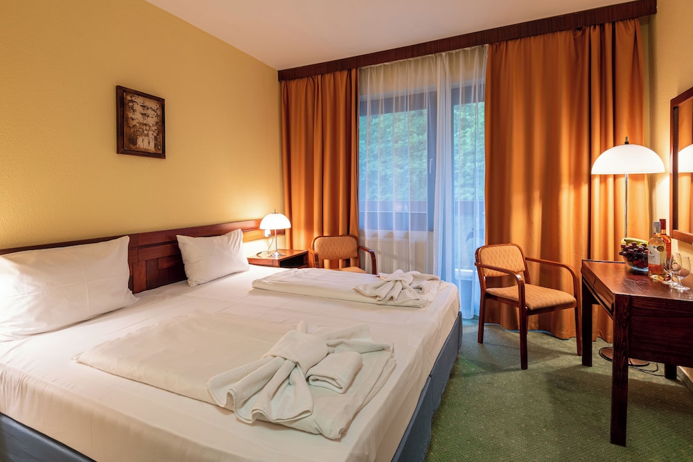 Basic Double Room, 1 King Bed, Non Smoking photo 1
