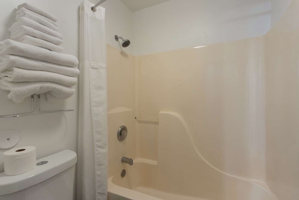 Standard Room, 2 Queen Beds, Non Smoking, Refrigerator & Microwave - Photo 5