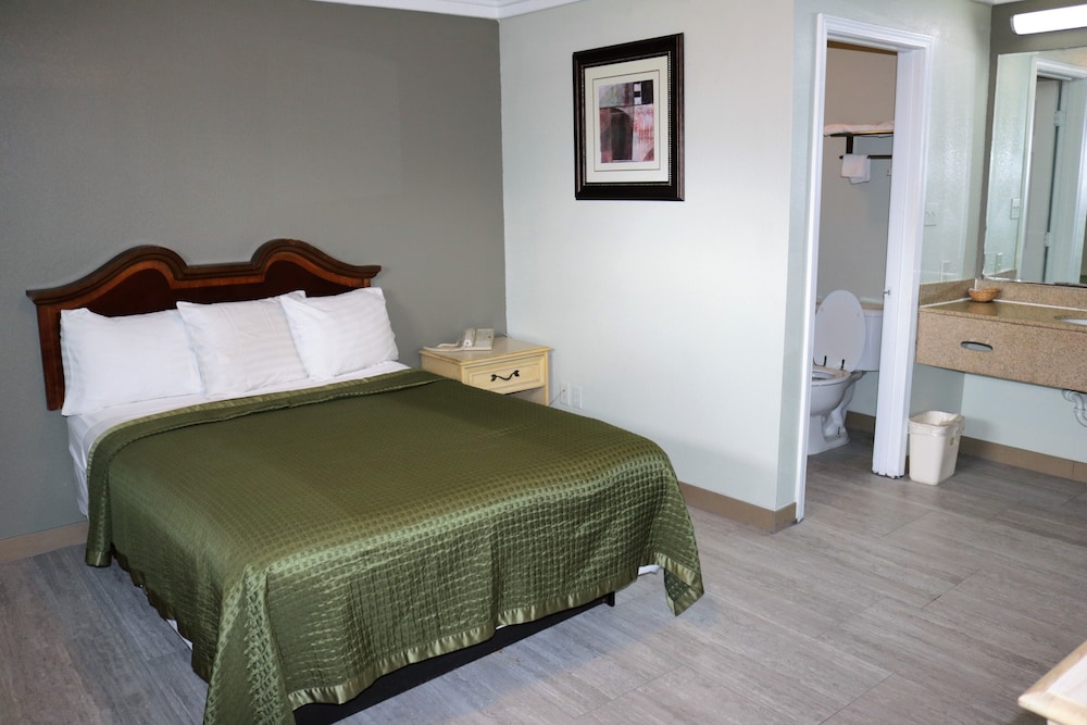 Deluxe Room, 1 Queen Bed, Non-Smoking photo 1
