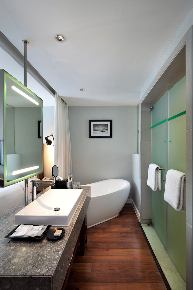 Superior Room, 1 King Bed photo 3