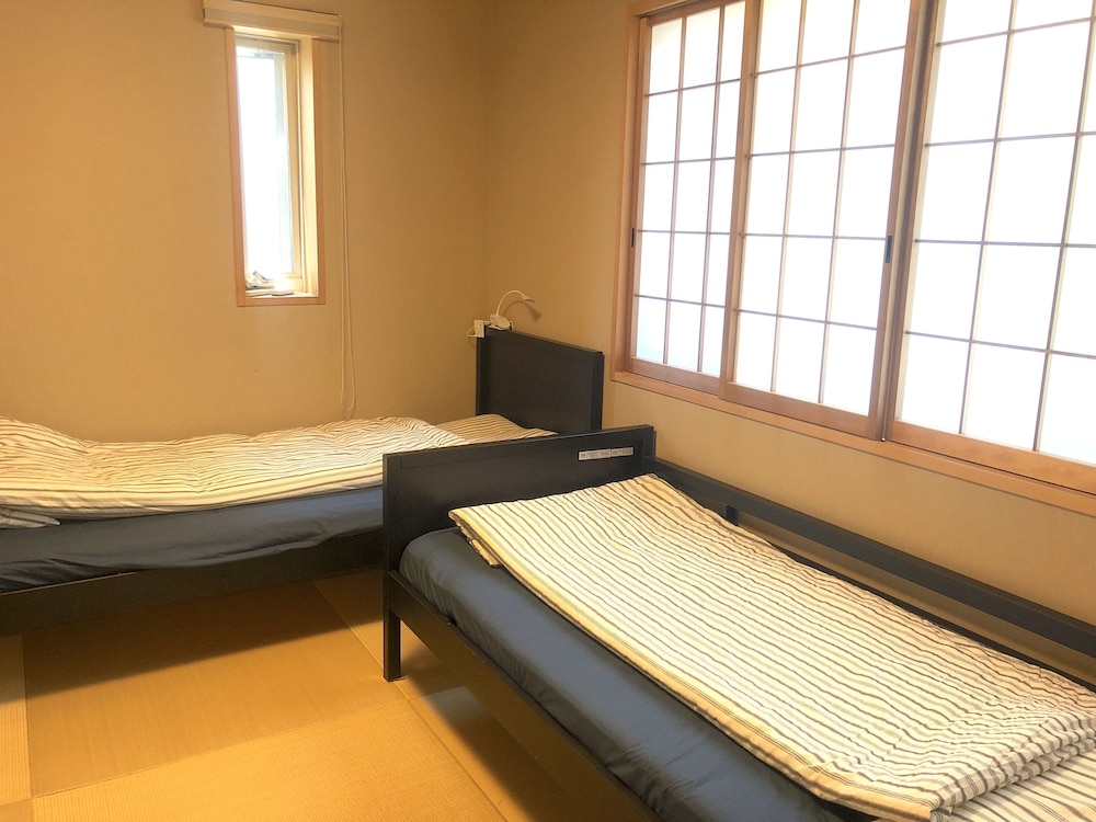 Room 301, Twin Room with Shared Bathroom photo 3
