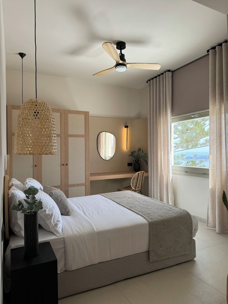 Deluxe Suite, 1 Queen Bed with Sofa bed, Hot Tub, Ocean View