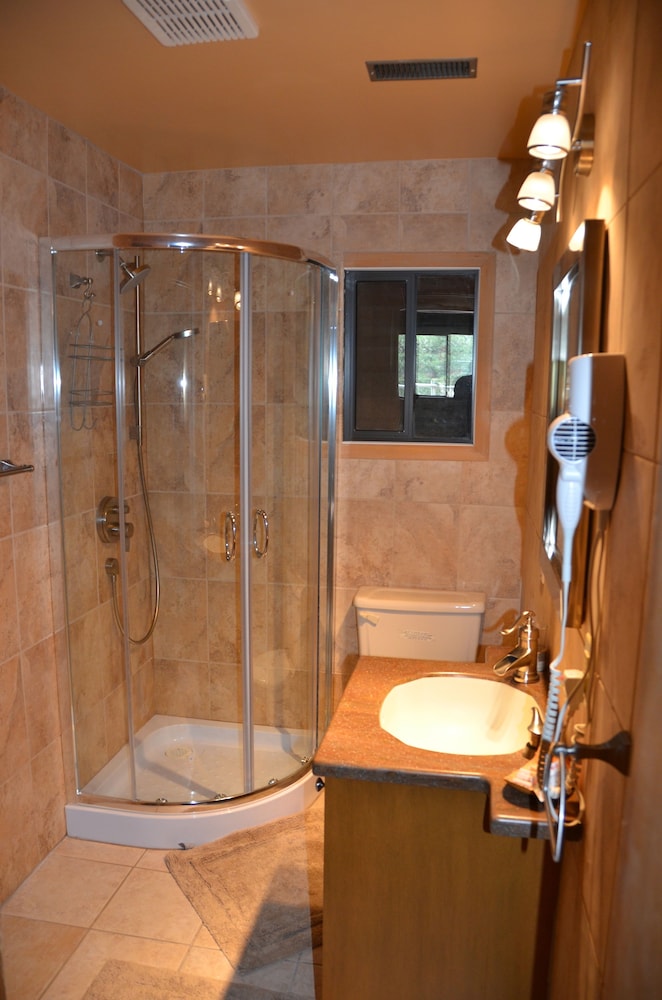 Standard Room, 1 Queen Bed, Shared Bathroom, Mountainside photo 2